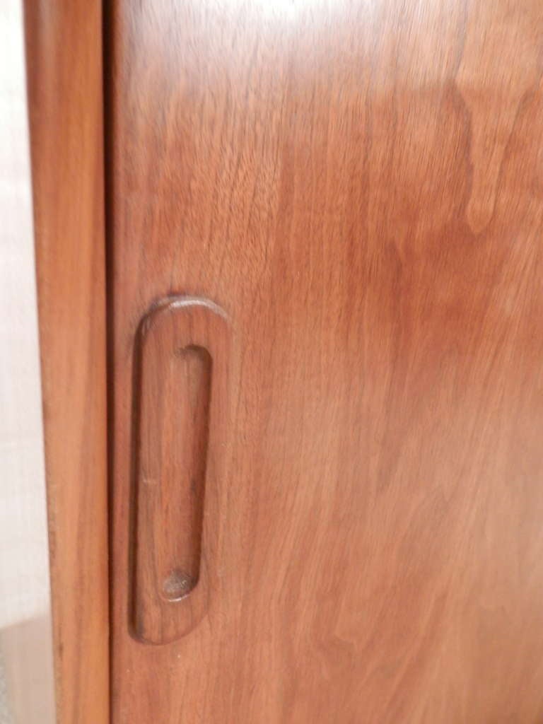 Milieu du XXe siècle Armoire à portes coulissantes moderne du milieu du siècle dernier