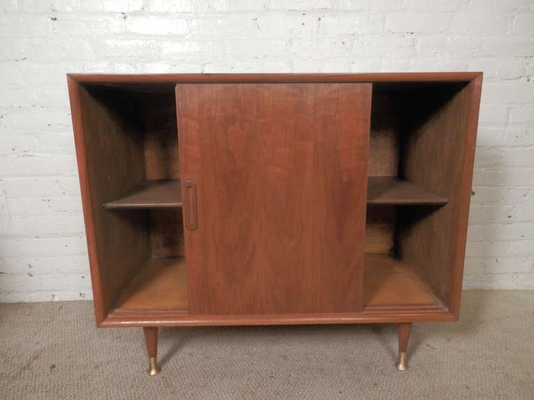 Armoire à portes coulissantes moderne du milieu du siècle dernier 1