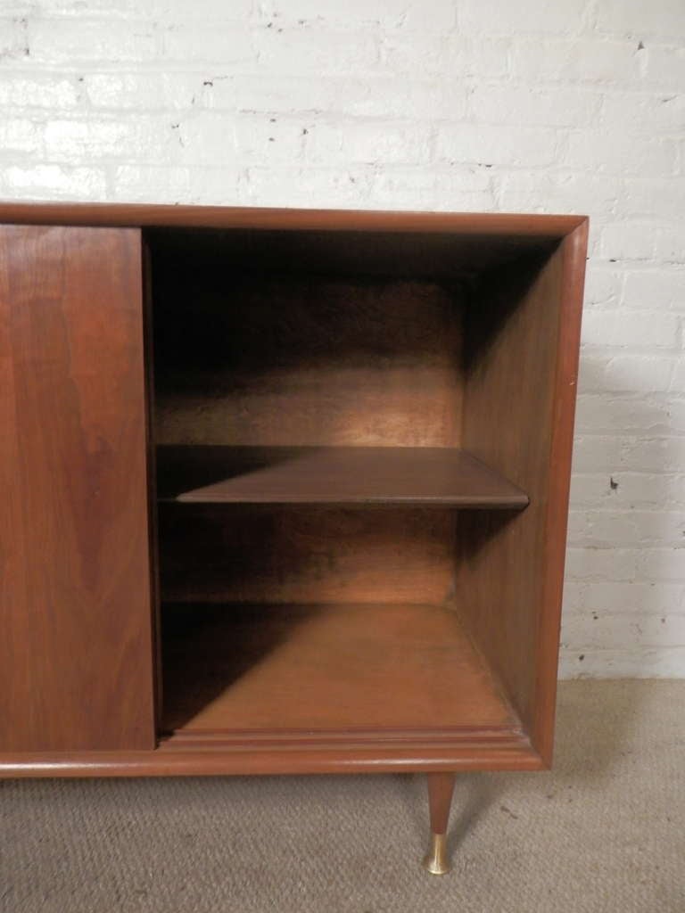 Armoire à portes coulissantes moderne du milieu du siècle dernier 3