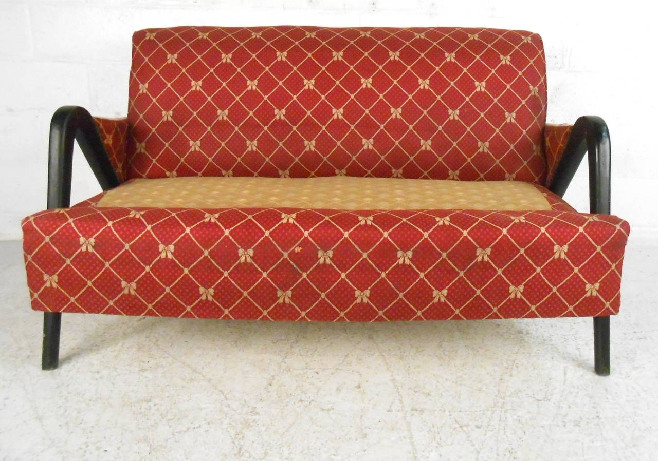 Italienisches modernes italienisches Sofa mit geformtem Rahmen (Moderne der Mitte des Jahrhunderts) im Angebot