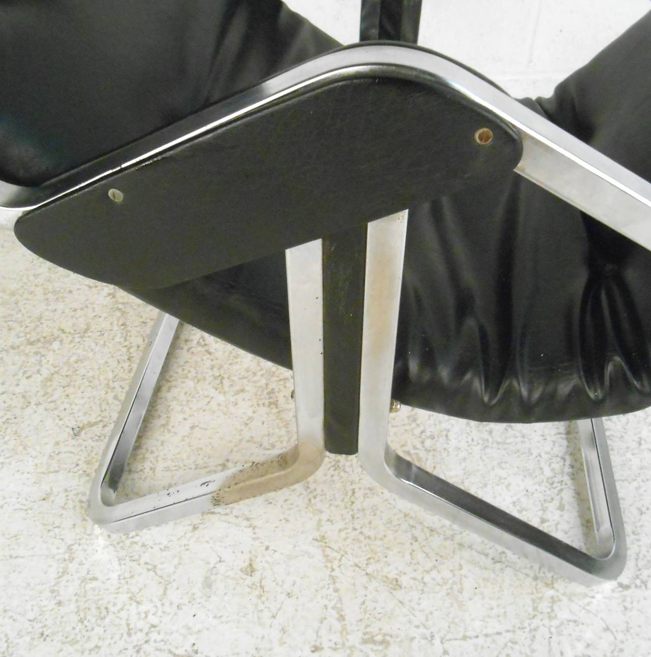 Rare Mid-Century Modern Reclining Chair w/ Ottoman In Good Condition In Brooklyn, NY