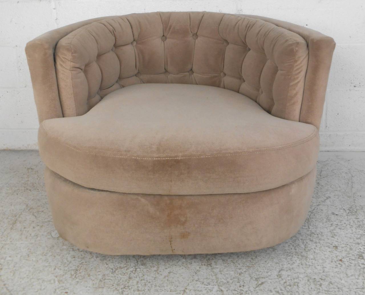This Mid-Century lounge chair features comfortable tufted upholstery, unique Baughman style design, and versatile swivel movement to stylishly enhance any seating area. Perfect for home or business, please confirm item location (NY or NJ).