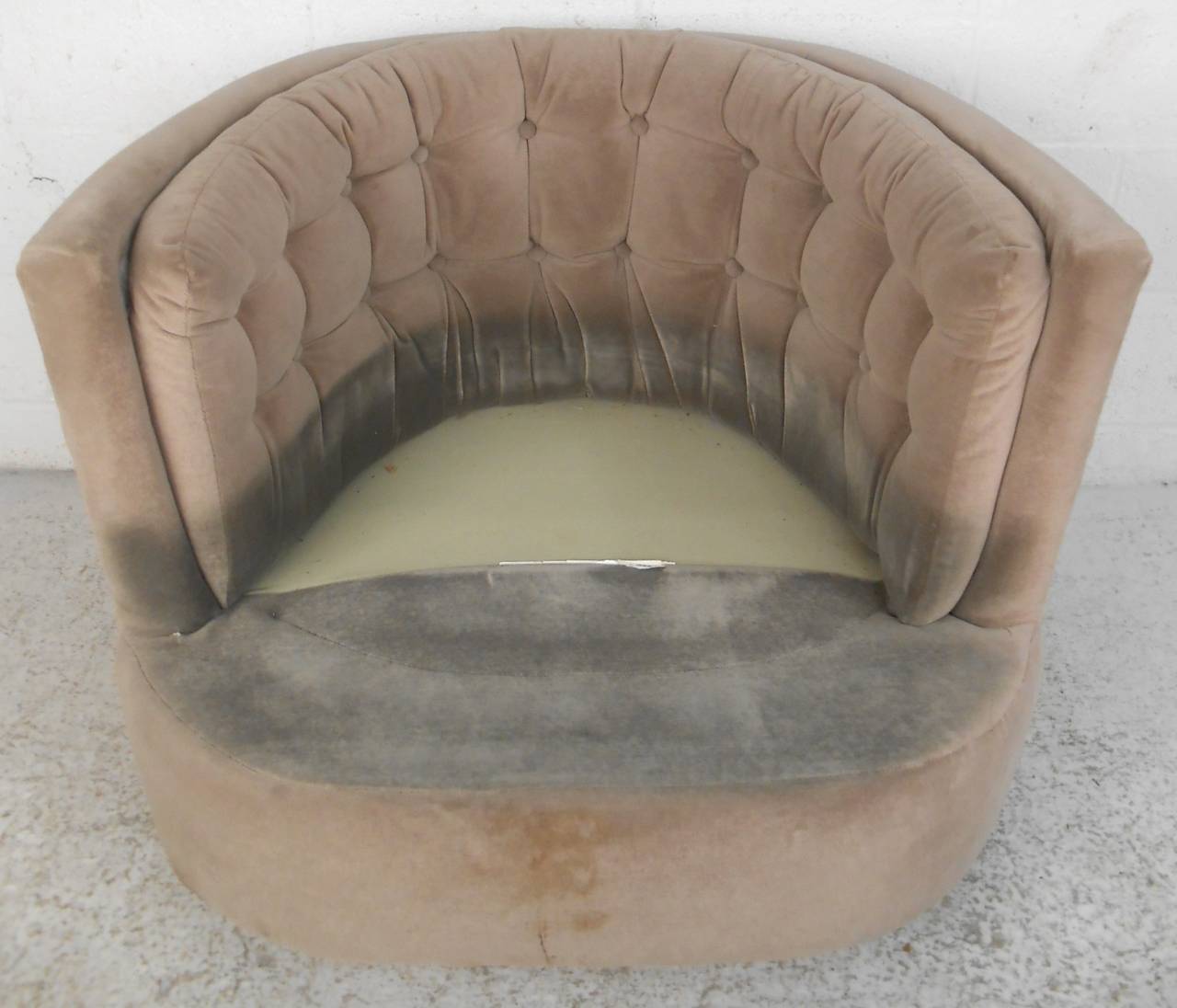 Mid-20th Century Mid-Century Modern Milo Baughman Style Barrel Back Swivel Lounge Chair