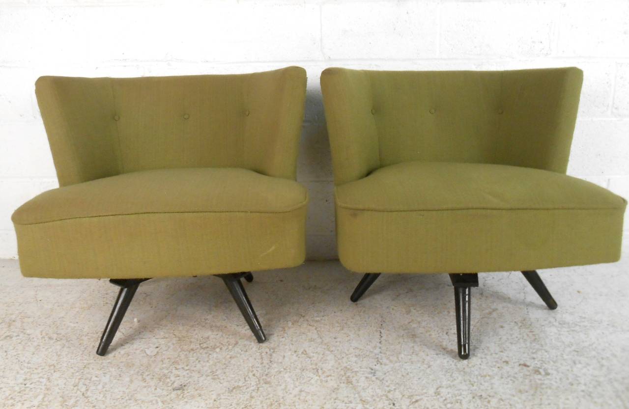 Pair of Mid-Century Modern Swivel Slipper Chairs In Good Condition In Brooklyn, NY