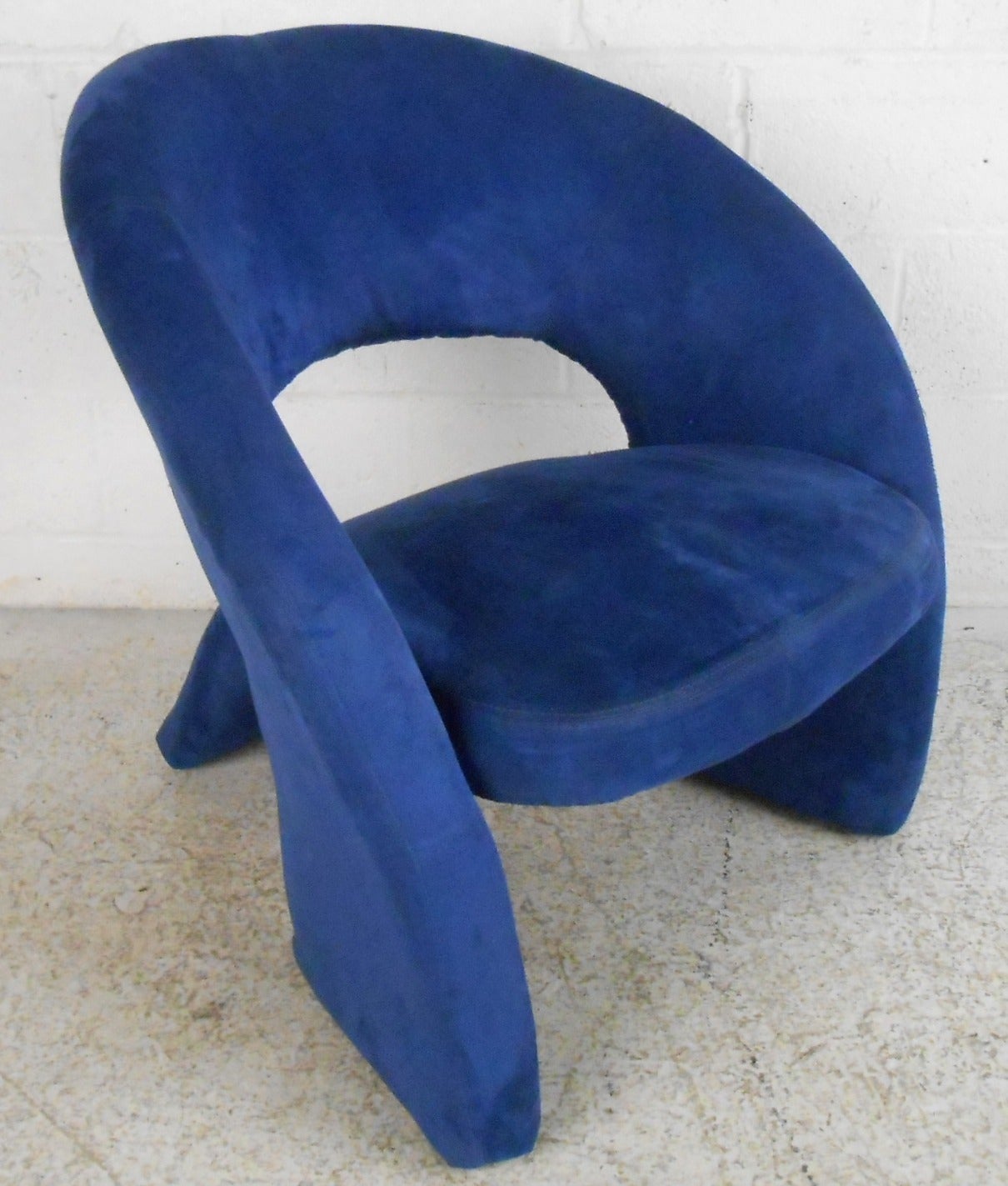 This unique modern chair showcases stylish lines and comfortable seating, making a worthy addition to any home or office. Please confirm item location (NY or NJ).