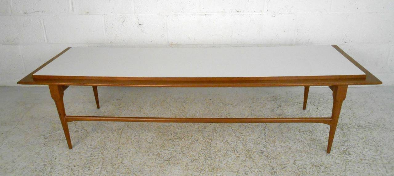 Table de canapé moderne vintage avec plateau en stratifié blanc et pieds effilés. Design attrayant du milieu du siècle.

(Veuillez confirmer l'emplacement de l'article - NY ou NJ - avec le concessionnaire).