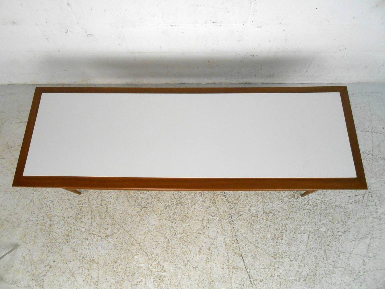 Stratifié Table basse longue moderne du milieu du siècle dernier en vente