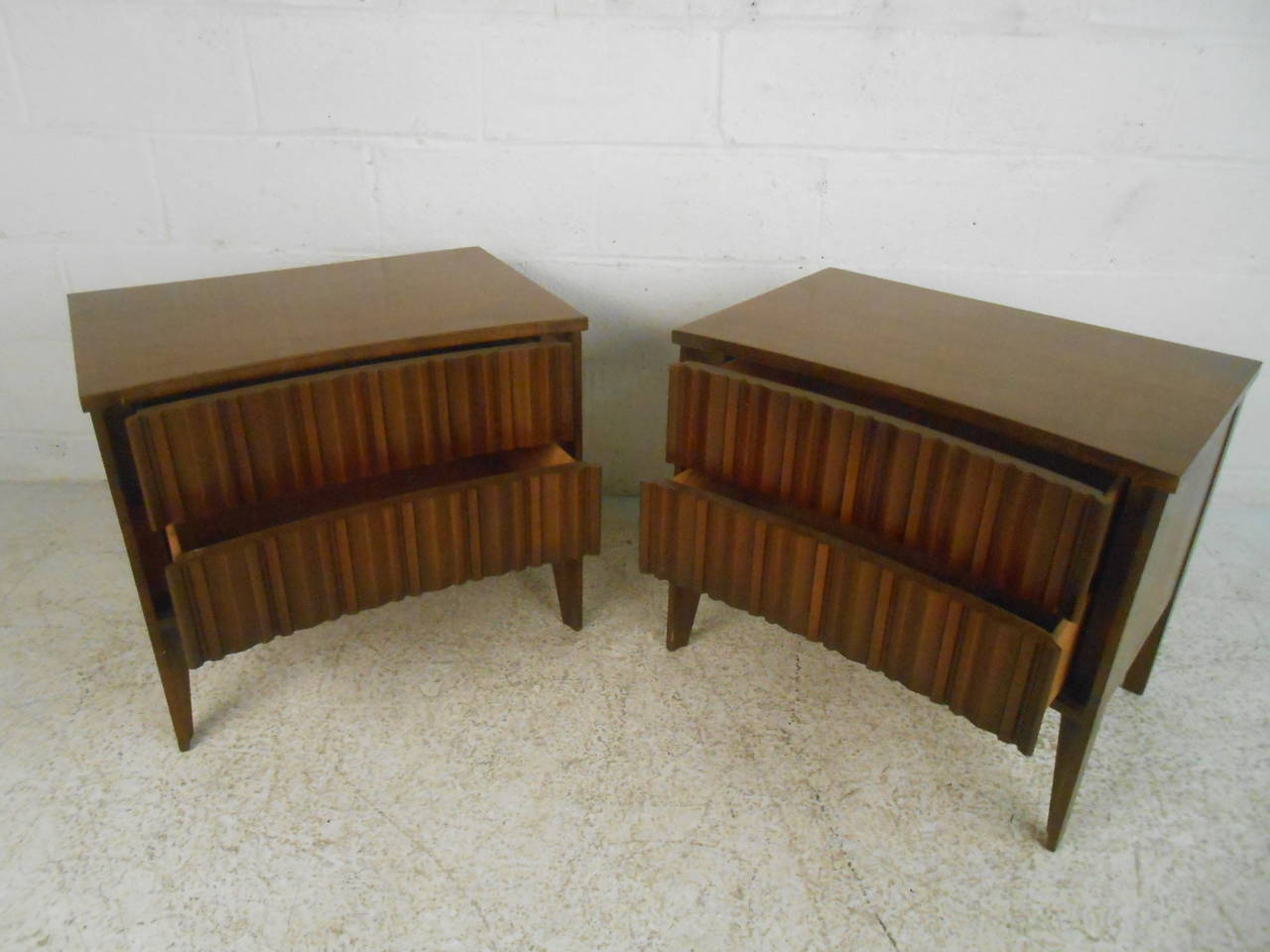 Mid-Century Modern Curved Front Nightstands By Unagusta In Good Condition In Brooklyn, NY