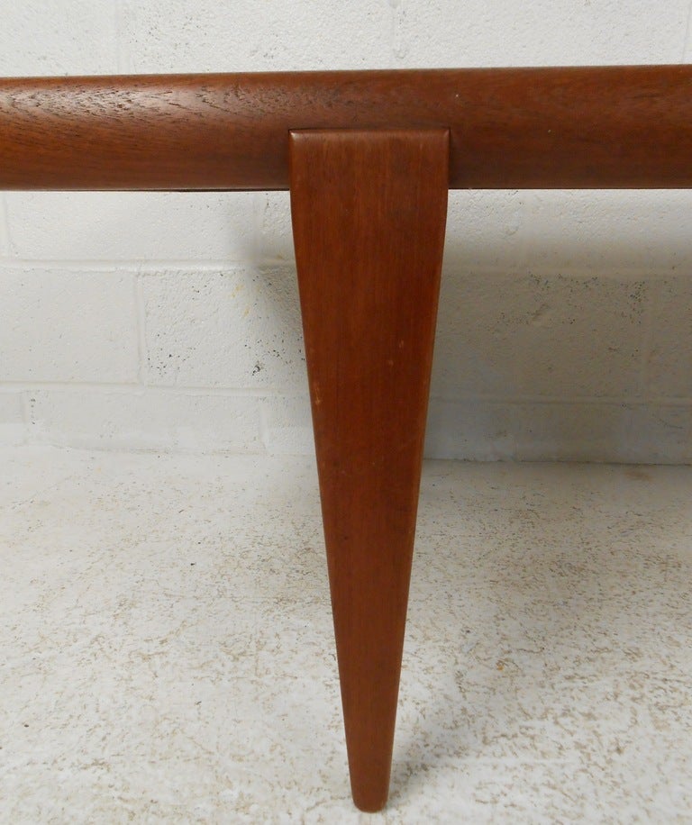 Danois Grande table basse scandinave moderne en teck en vente