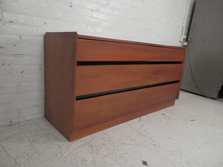 Beautiful Mid-Century Modern dresser by the Dillingham furniture company. Six drawers with recessed handles and black framework behind the drawers. Great walnut grain. Excellent restored condition.

(Please confirm item location - NY or NJ - with
