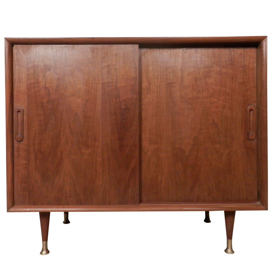 Armoire à portes coulissantes moderne du milieu du siècle dernier