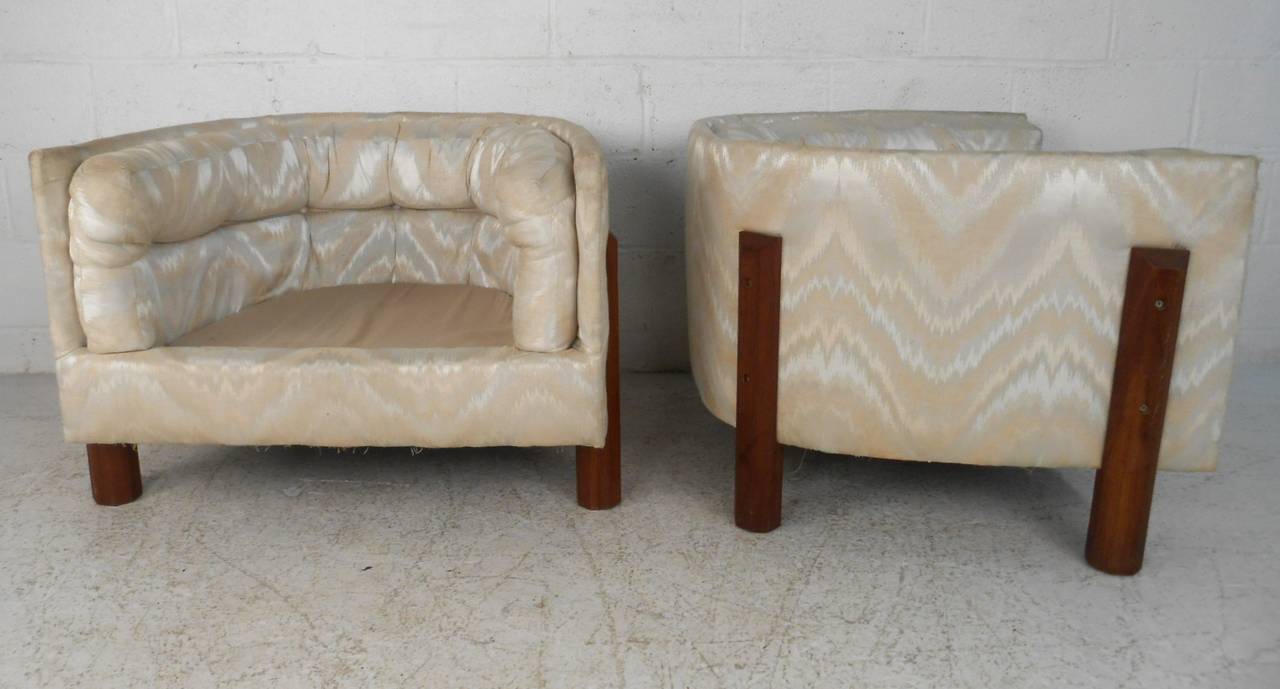 Pair of Unique Tufted Mid-Century Modern Barrel Back Chairs In Good Condition In Brooklyn, NY