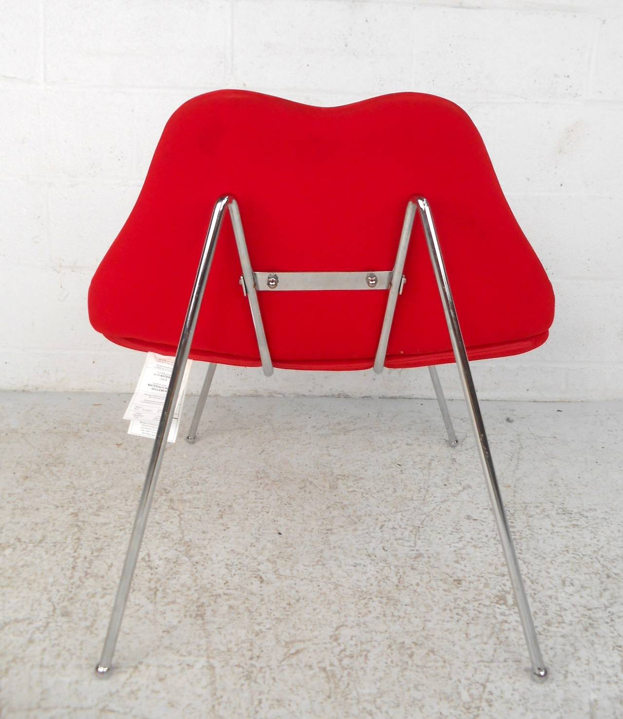 red lip chair