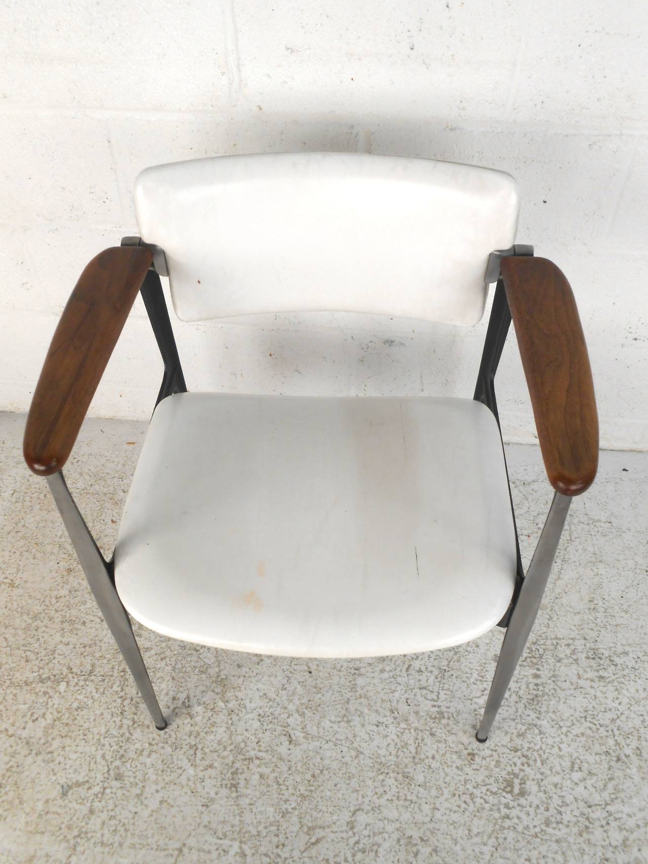 Mid-Century Modern Shelby Williams 'Gazelle' Chair By Crucible Products