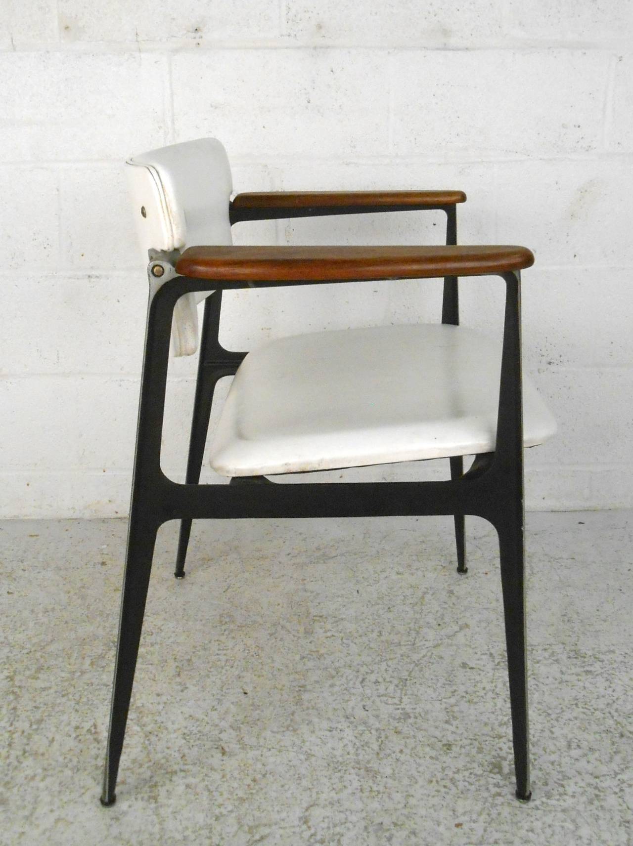 Shelby Williams 'Gazelle' Chair By Crucible Products 1
