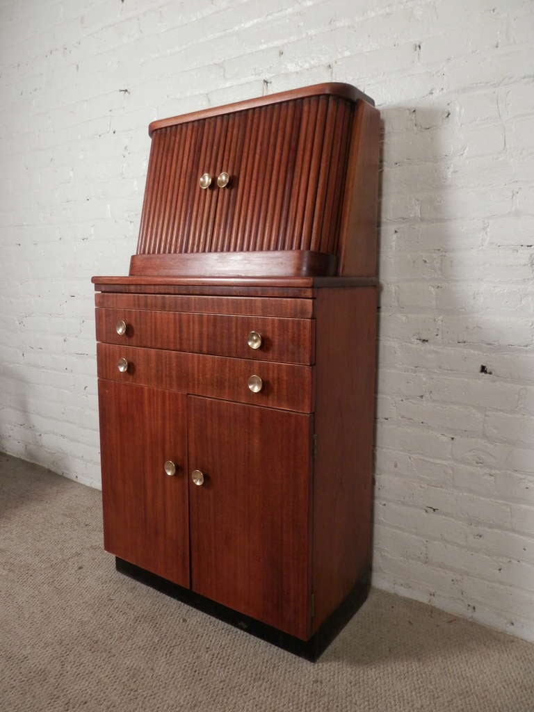 Moderner Vintage-Schrank mit zwei Schubladen:: offenem Unterschrank:: Oberschrank mit attraktiven Rolltüren und ausziehbarem Tablett. Wahrscheinlich wurde sie als Frisierkommode einer Frau benutzt. 

(Bitte bestätigen Sie den Standort des Artikels -