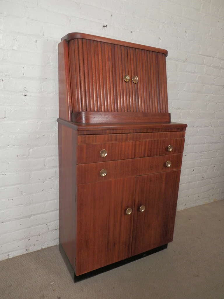 Ungewöhnliche hohe Truhe mit Rollladenschrank und verstecktem Schreibtisch (Moderne der Mitte des Jahrhunderts)