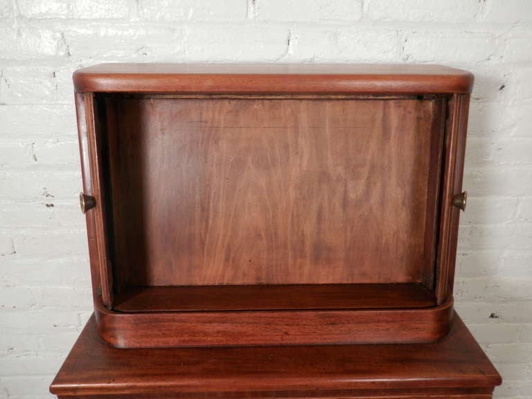 Ungewöhnliche hohe Truhe mit Rollladenschrank und verstecktem Schreibtisch (amerikanisch)