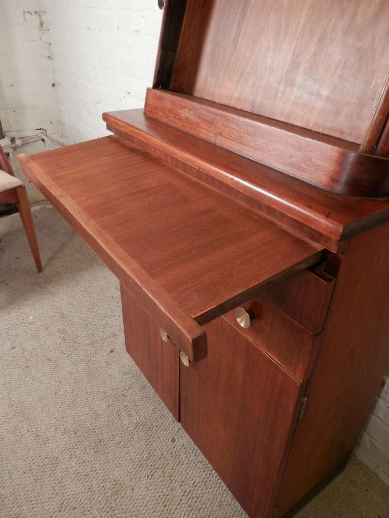 Ungewöhnliche hohe Truhe mit Rollladenschrank und verstecktem Schreibtisch im Zustand „Gut“ in Brooklyn, NY