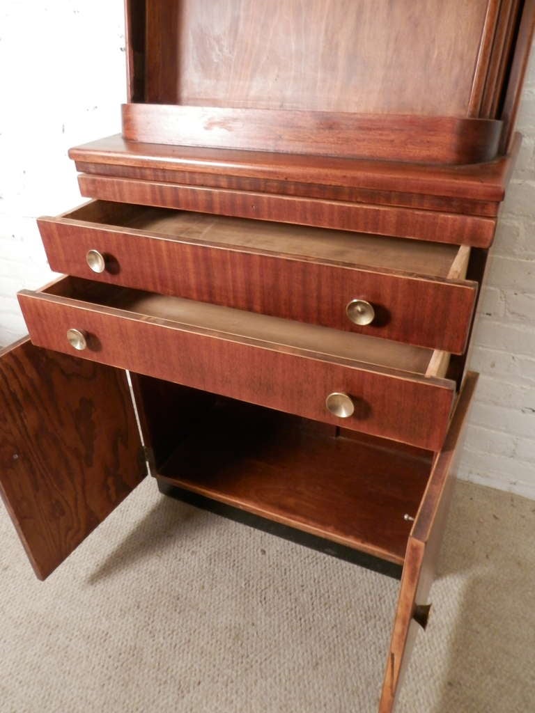 Ungewöhnliche hohe Truhe mit Rollladenschrank und verstecktem Schreibtisch (Mitte des 20. Jahrhunderts)