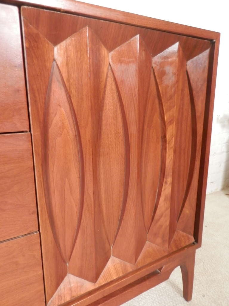 Unique Six-Drawer Dresser with Sculpted Front In Good Condition In Brooklyn, NY