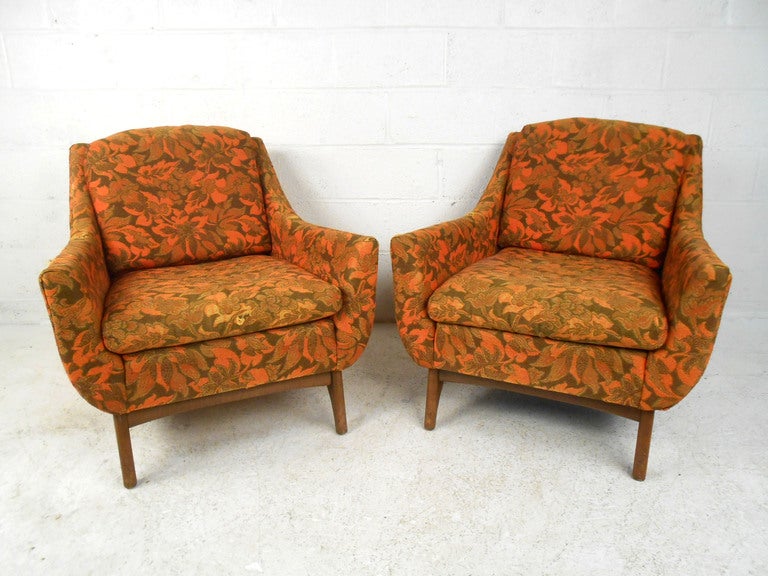 This vintage pair of Rowe Furniture lounge chairs features Pearsall style legs, and provide the perfect mix of classic design and comfort. 

 Please confirm item location (NY or NJ) with dealer.