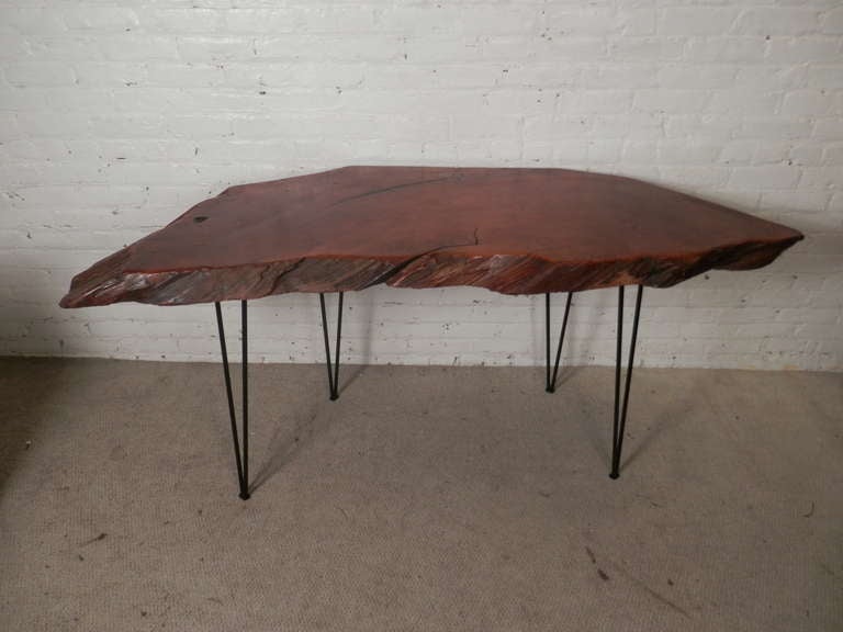 Ein hervorragender Vintage-Schreibtisch aus massiver Platte mit lebendiger Kante auf vier Haarnadelbeinen. Zart und robust mit viel Platz auf dem Schreibtisch. Die Rückseite ist flach, so dass sie an jeder Wand anliegen kann.

(Bitte bestätigen