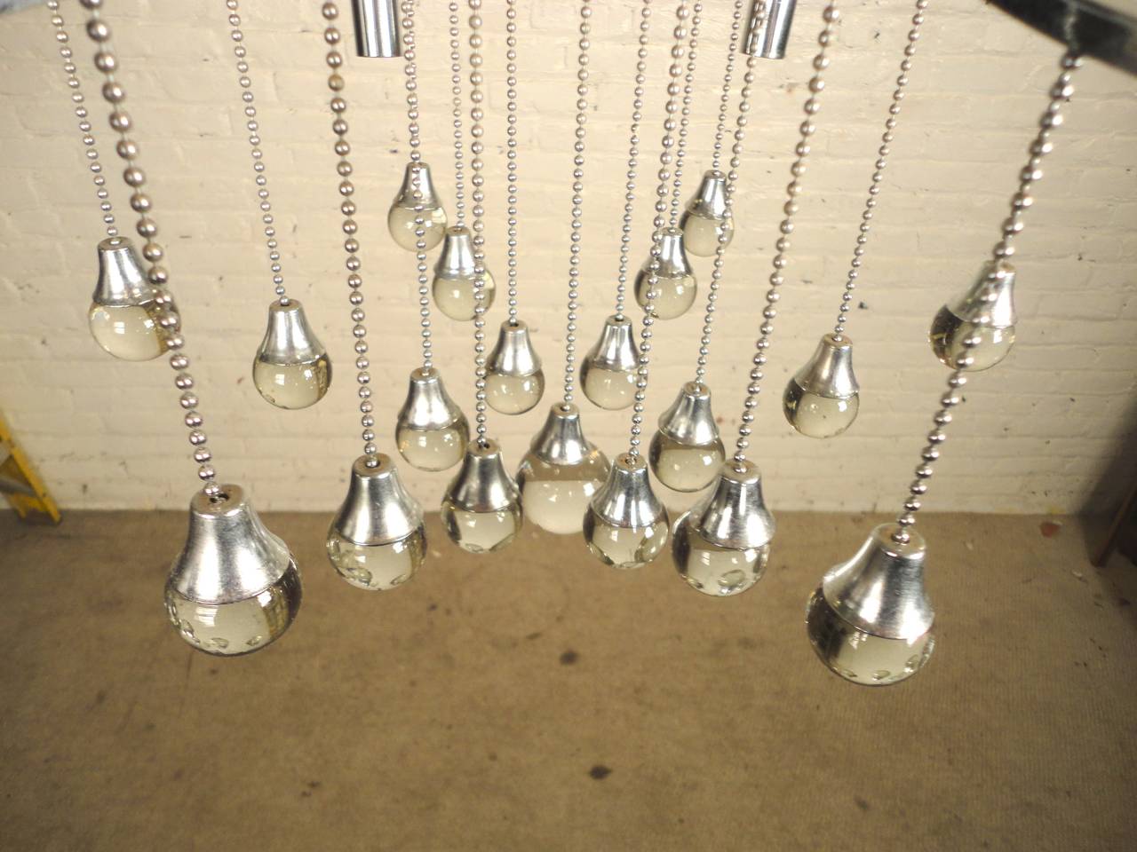 Mid-Century Modern Gorgeous Sciolari Chandelier with Glass Ornaments For Sale