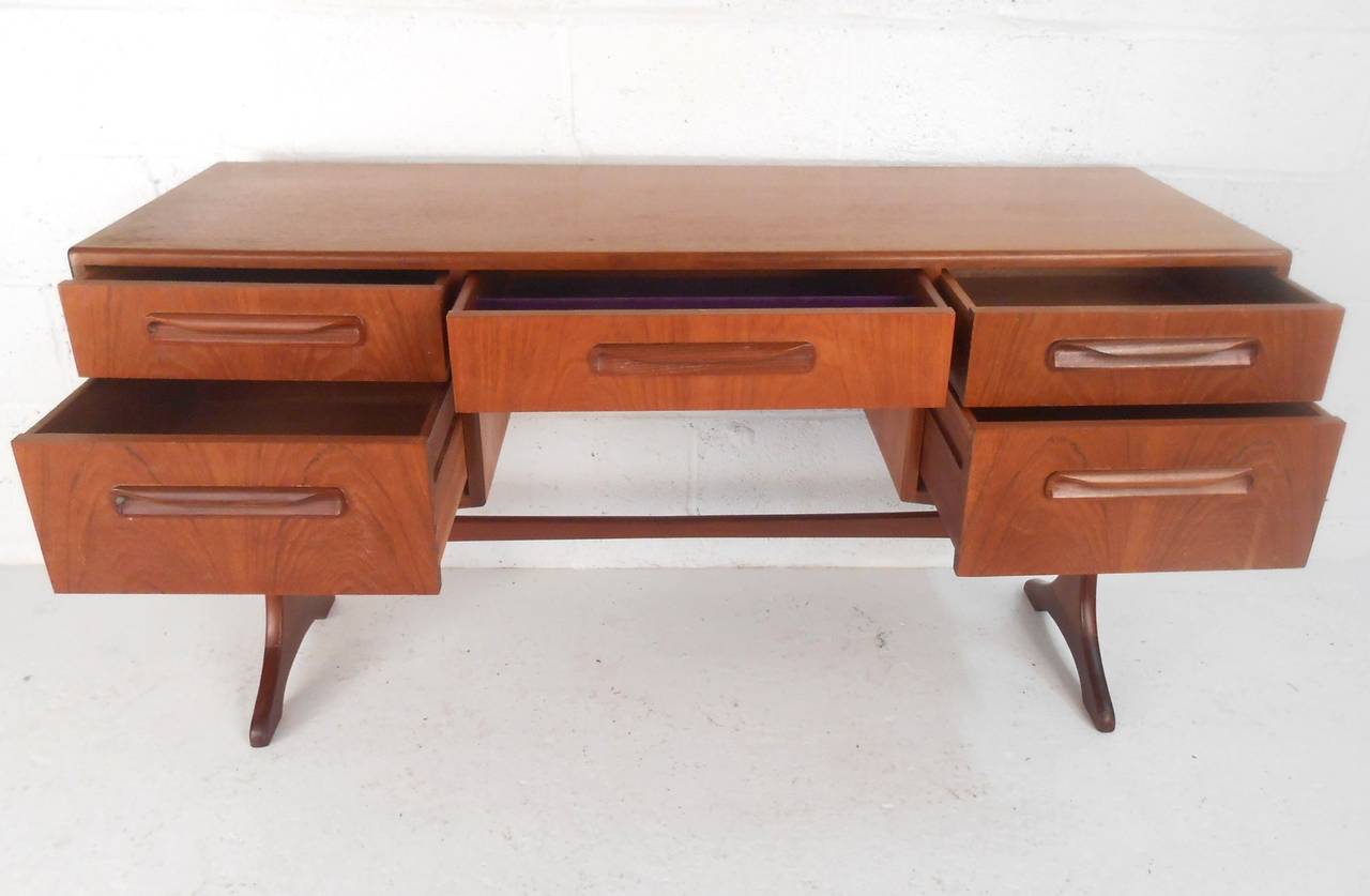 Mid-Century Modern Ib Kofod-Larsen Style Teak Vanity In Good Condition In Brooklyn, NY