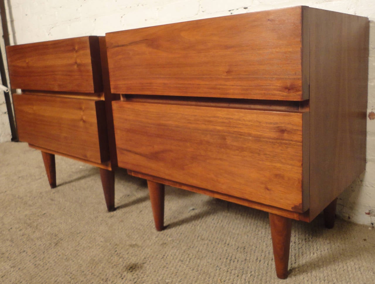 Beautiful Pair Of Mid-Century Walnut Nightstands By American Of Martinsville In Excellent Condition In Brooklyn, NY
