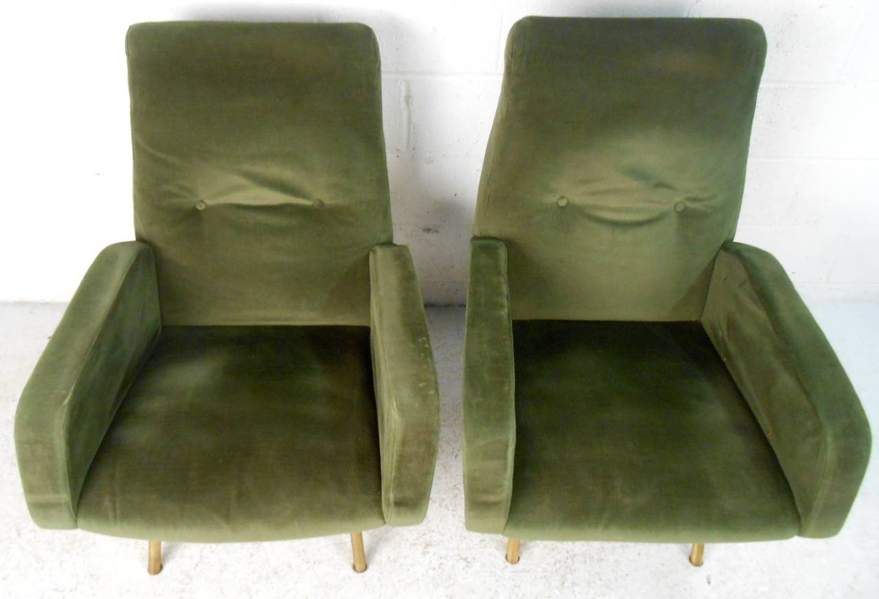 Pair of Unique Mid-Century Modern Lounge Chairs in the Style of Gio Ponti In Good Condition In Brooklyn, NY
