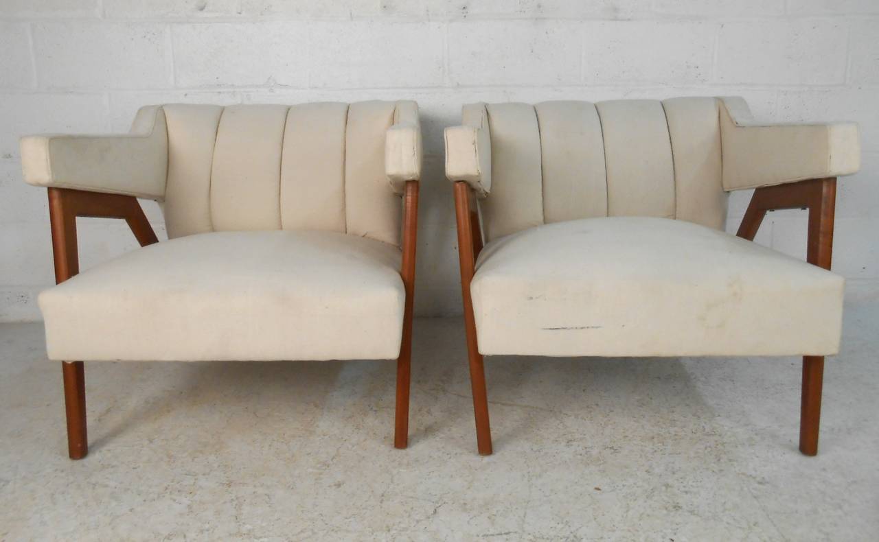 Pair of Tufted Mid-Century Modern Canvas Club Chairs In Good Condition In Brooklyn, NY