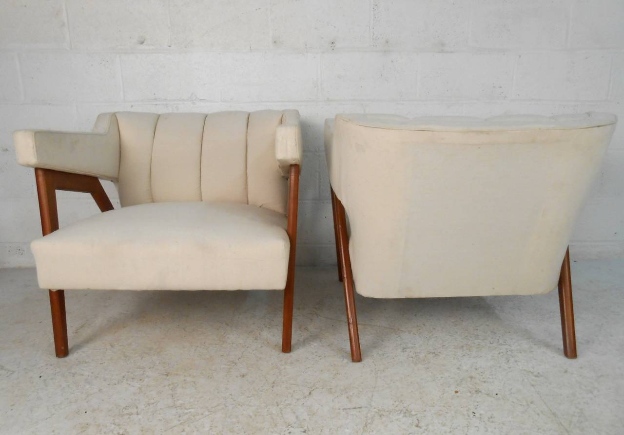 Pair of Tufted Mid-Century Modern Canvas Club Chairs 1