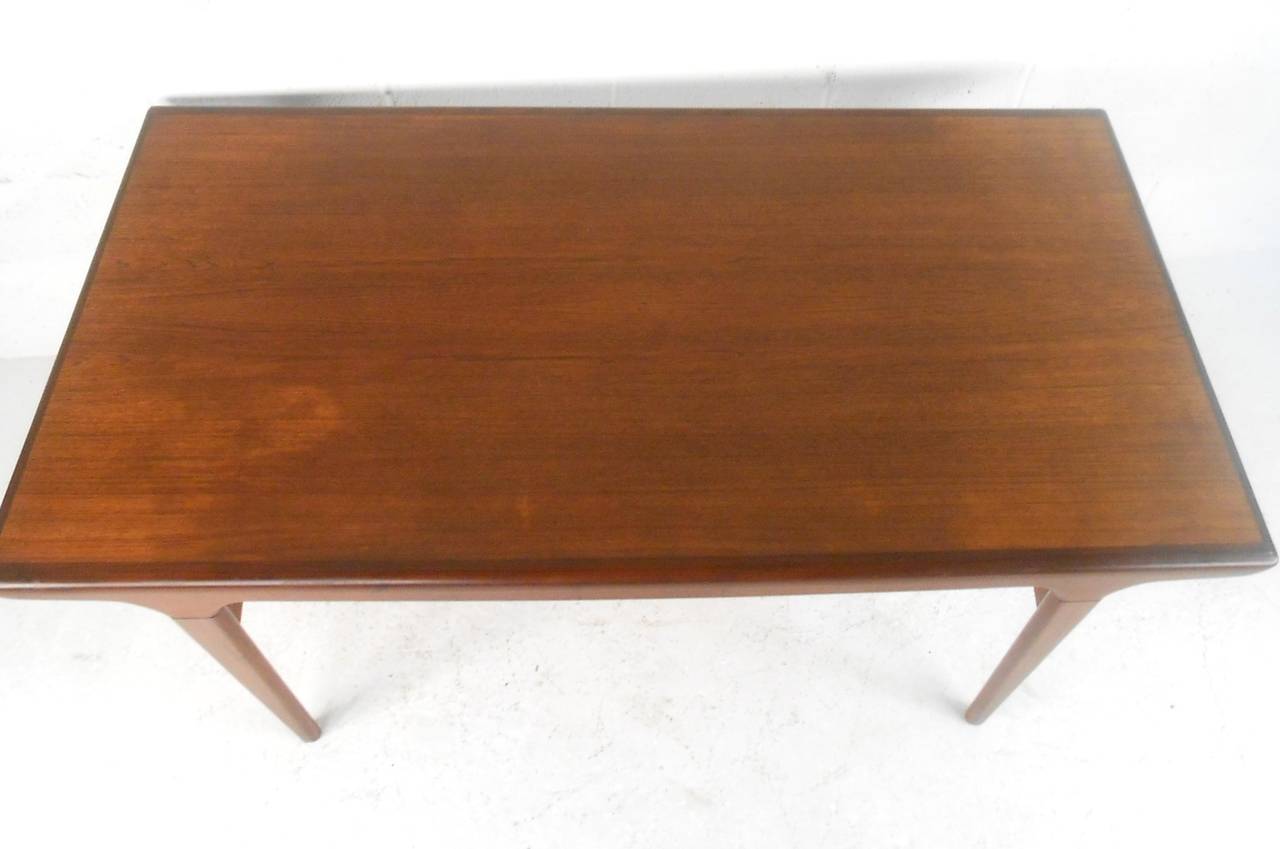 Mid-Century Modern Hans Wegner Style Teak Draw Leaf Dining Table In Good Condition In Brooklyn, NY