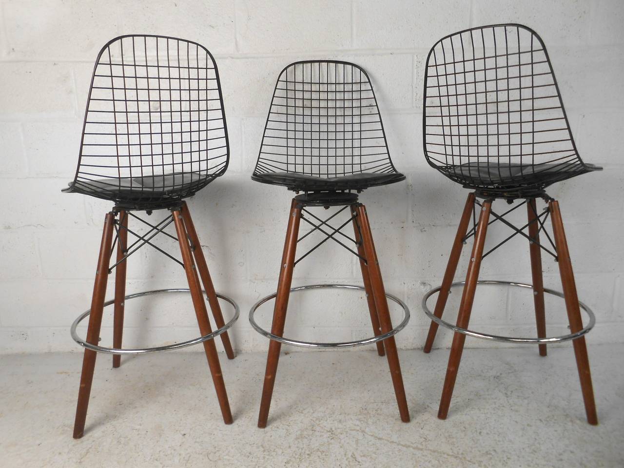 Unknown Set of Four Mid-Century Modern Barstools In the Style of Harry Bertoia for Knol