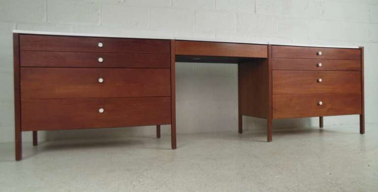 Paire de commodes en noyer avec meuble-lavabo/bureau amovible. Veuillez confirmer la localisation de l'article (NY ou NJ) auprès du revendeur.