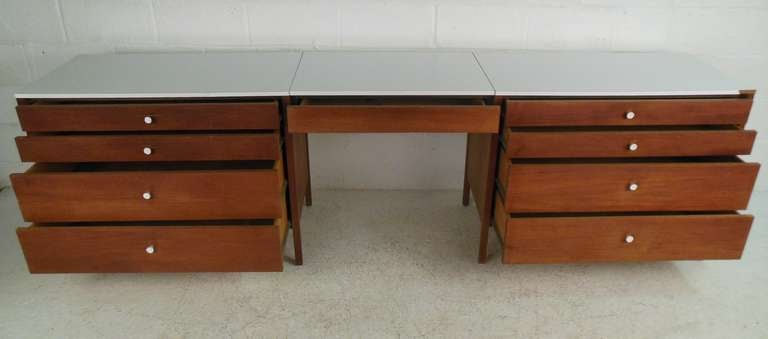 Mid-Century Modern Commodes Florence Knoll avec vanity