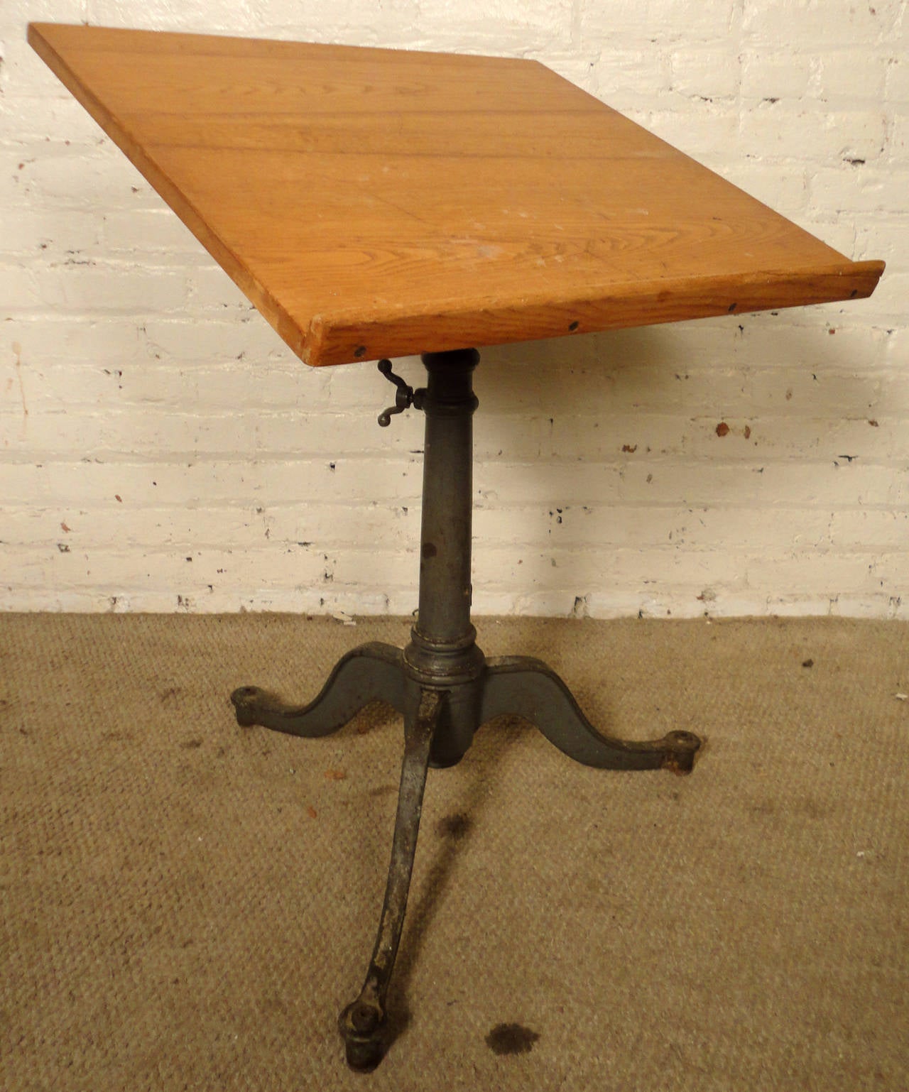 Vintage college drafting table manufactured by The Keuffel & Esser Company, also known as K&E. A drafting and supplies company founded in 1867, the first American company to specialize in these products.
Adjustable height 38"/51"