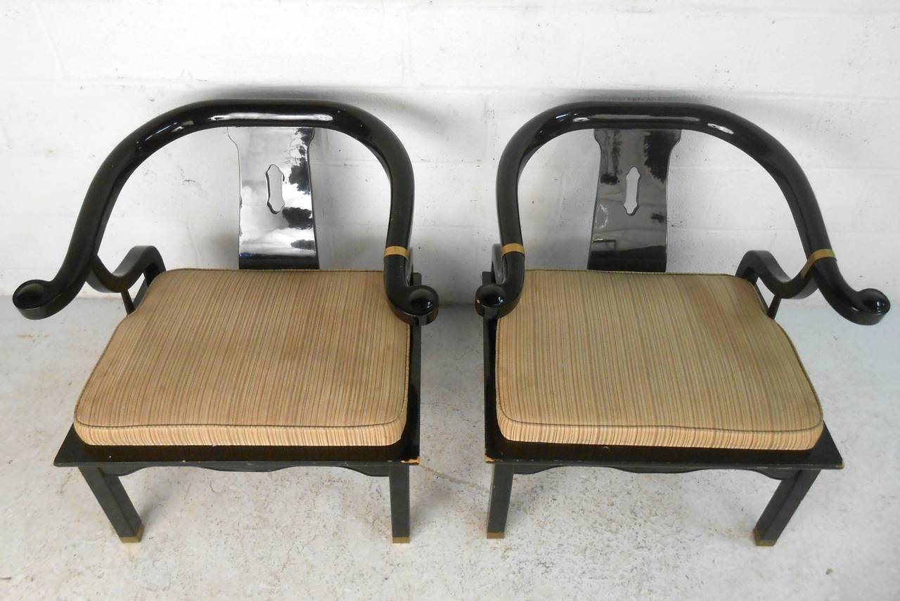 Paire de fauteuils en laque noire de style James Mont:: moderne du milieu du siècle:: par Century État moyen à Brooklyn, NY