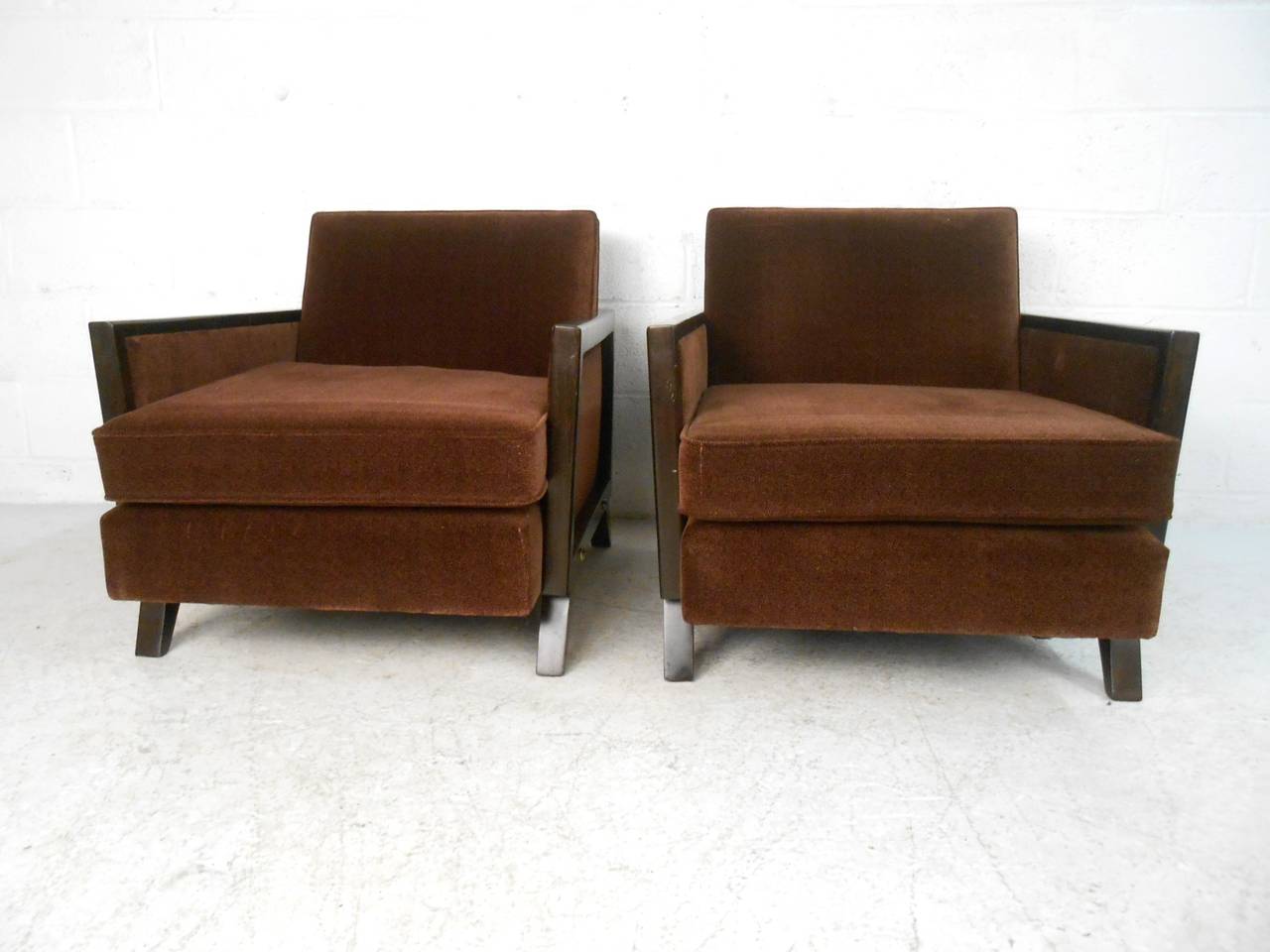 Pair of Mid-Century Modern Upholstered Lounge Chairs In Good Condition In Brooklyn, NY