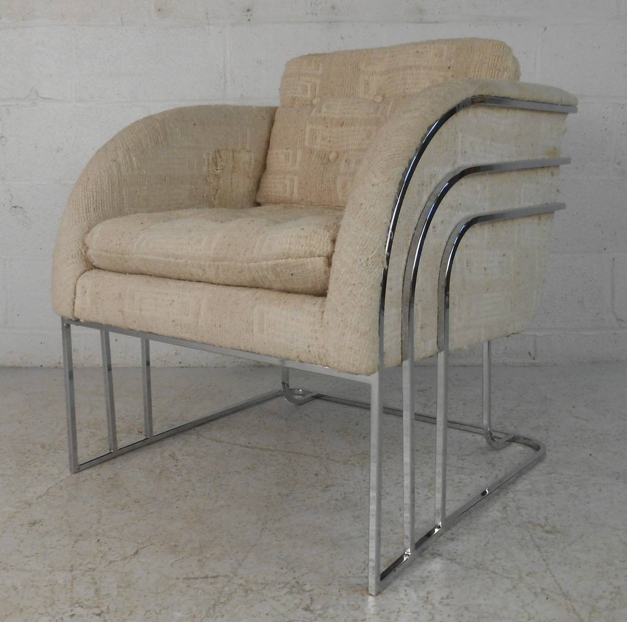 Very stylish Mid-Century Modern curved chrome frame lounge chair by George Mergenov for Weiman/Warren Lloyd. Please confirm item location (NY or NJ) with dealer.