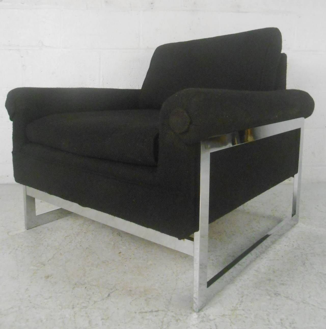 This unique mid-century lounge chair features a plush comfortable design, cubist modern chrome frame, and stylish scrolled arms. Impressive vintage modern chair for any interior. Please confirm item location (NY or NJ) with dealer.