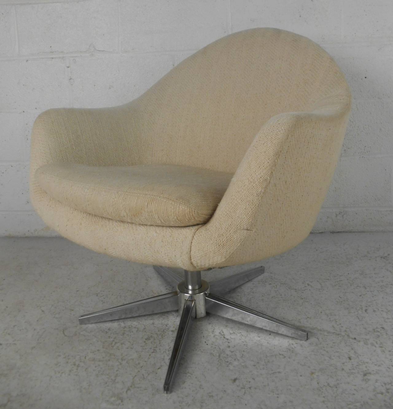Classic pod chair with star base and fabric upholstery. Please confirm item location (NY or NJ) with dealer.