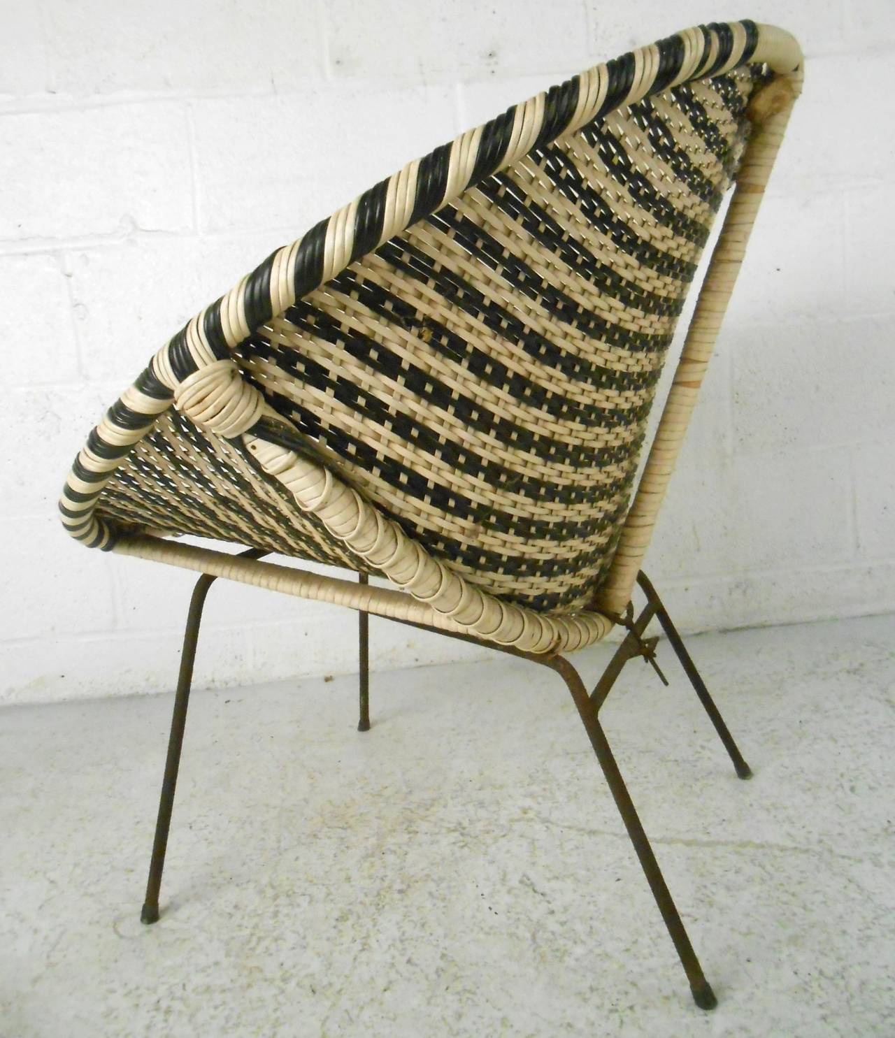Mid-Century Modern Vinyl & Iron Woven Womb Chair In Good Condition In Brooklyn, NY