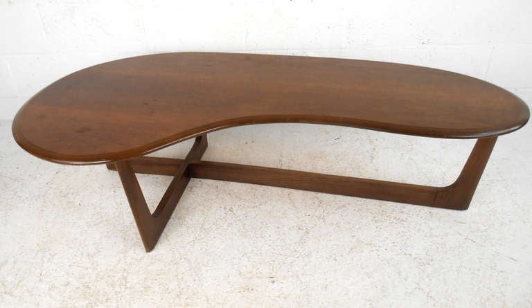This Lane style kidney shaped coffee table makes a fantastic mid-century edition to home or business. Please confirm item location (NY or NJ).