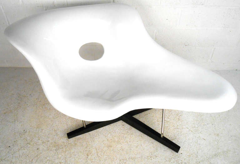 Mid-Century Modern Eames Le Chaise Style Lounge Chair In Excellent Condition In Brooklyn, NY