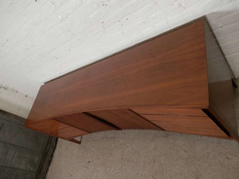 Mid-Century Modern Nine Drawer Bedroom Dresser In Good Condition In Brooklyn, NY