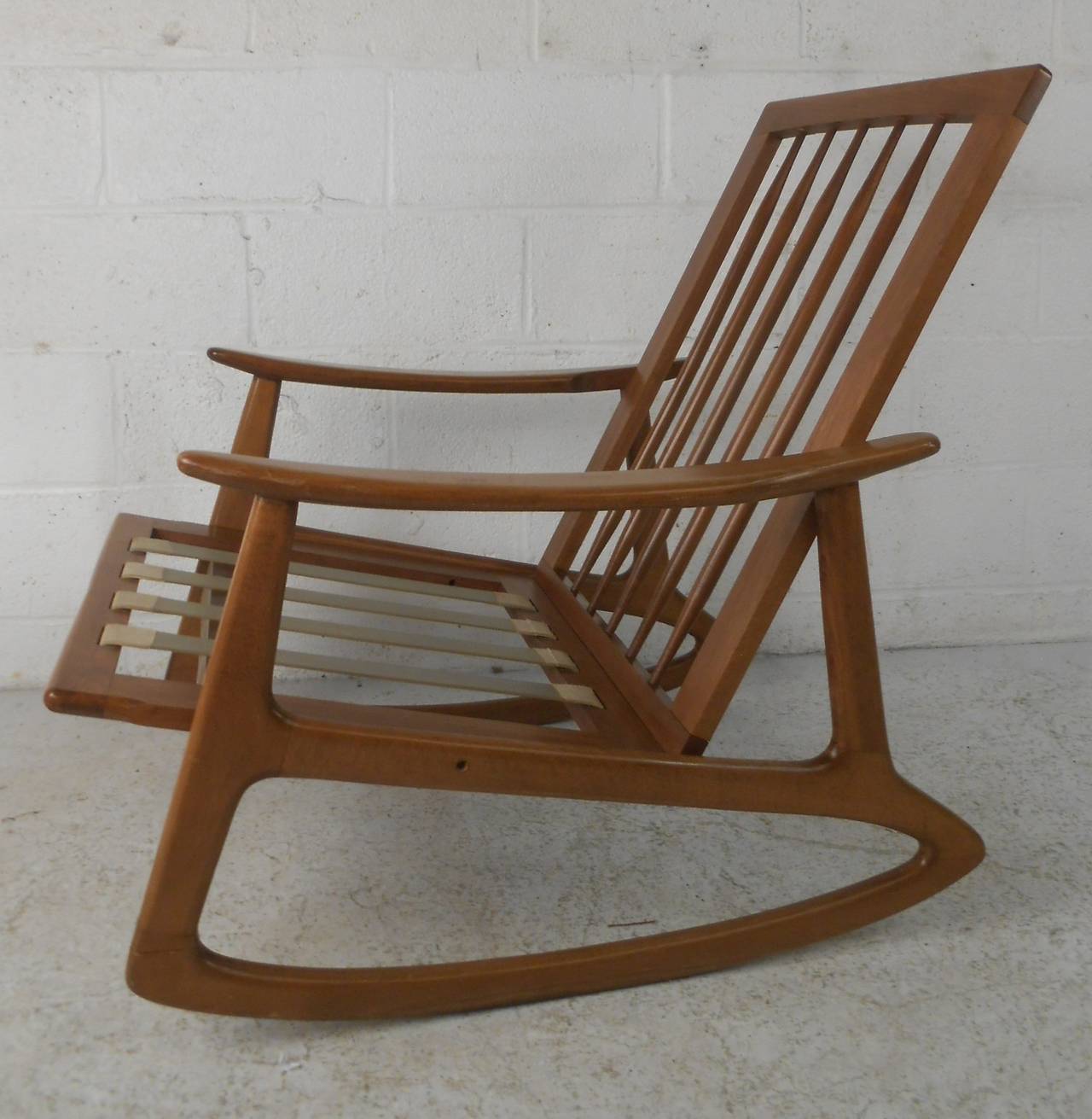 Mid-Century Modern Hardwood Rocking Chair In Good Condition In Brooklyn, NY