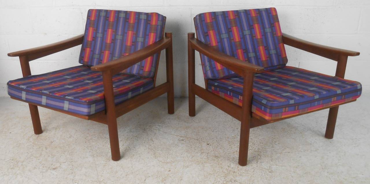 Mid-20th Century Pair of Vintage Danish Lounge Chairs For Sale