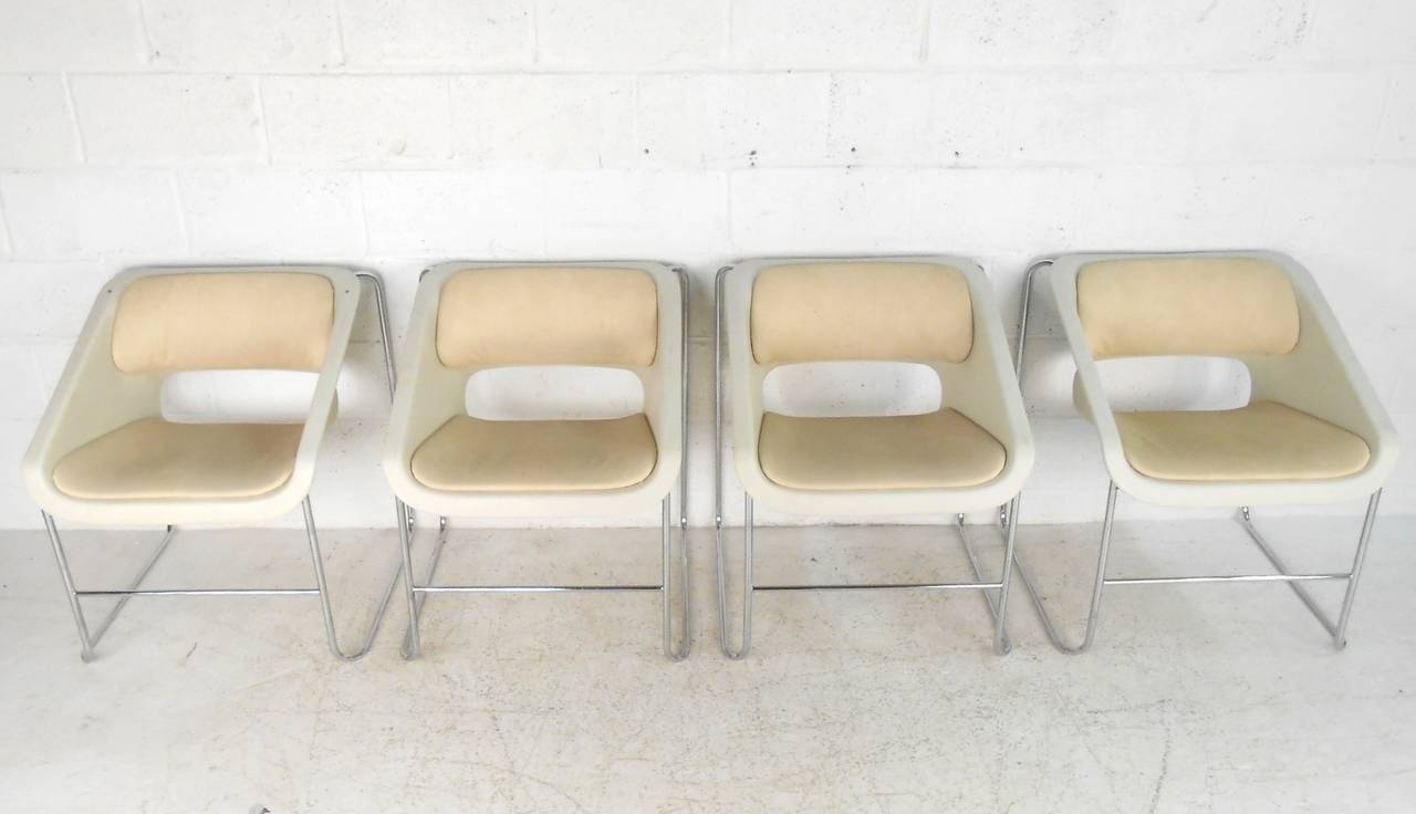Dieses Set aus vier einzigartigen Stühlen aus der Mitte des Jahrhunderts zeigt das schöne Design von Paul Boulva, das ursprünglich für die Olympischen Spiele 1976 in Montreal entworfen wurde. Diese stapelbaren Stühle vereinen Komfort und modernes